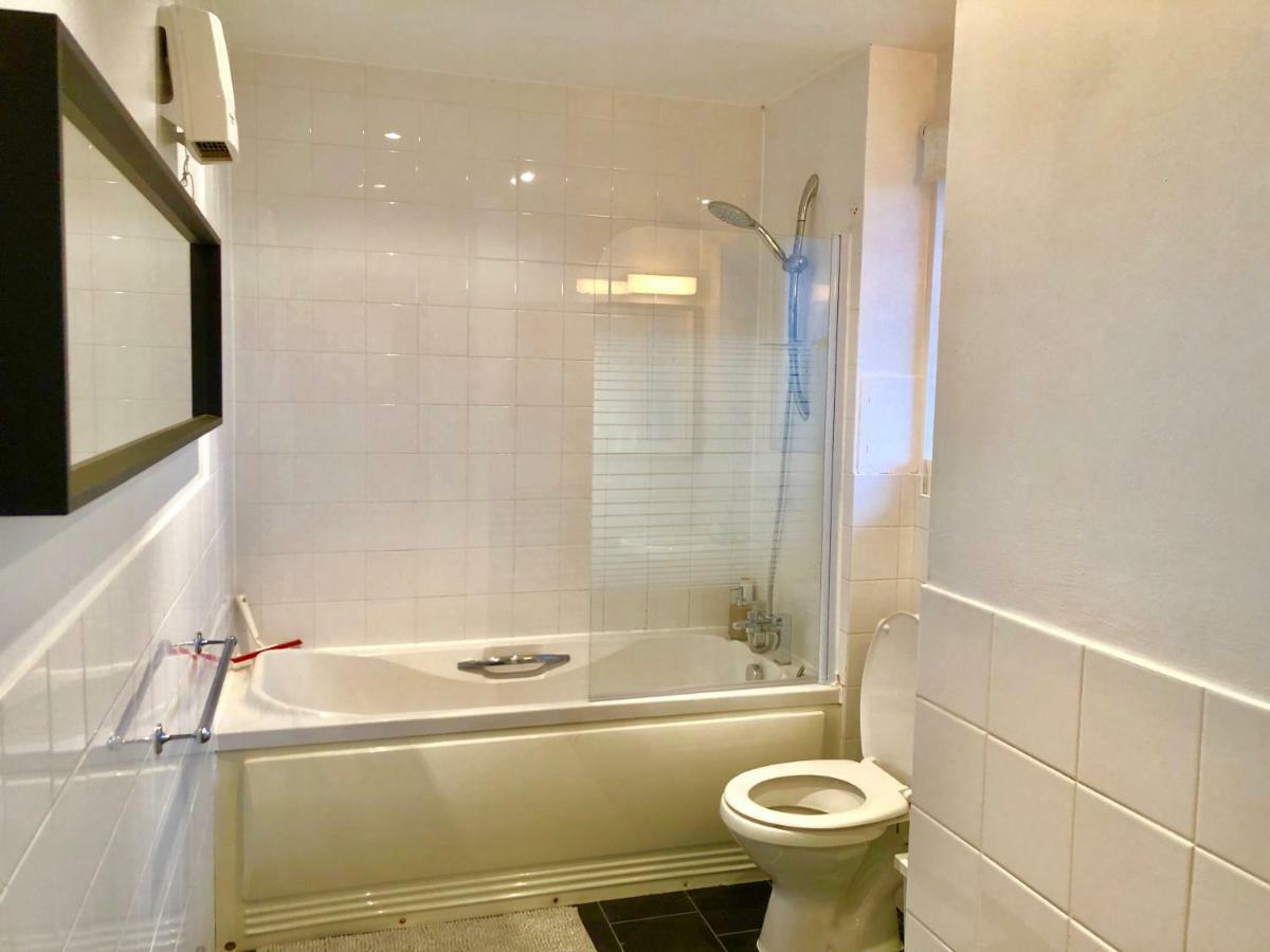 2 Bedrooms Modern Apartment, Lounge, Full Kitchen, Balcony, 5 Minutes Stratford Station Londen Buitenkant foto