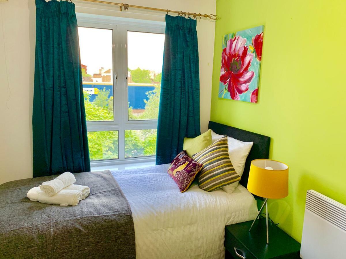 2 Bedrooms Modern Apartment, Lounge, Full Kitchen, Balcony, 5 Minutes Stratford Station Londen Buitenkant foto