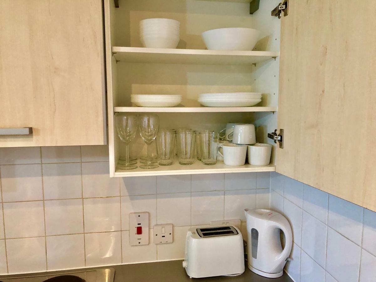 2 Bedrooms Modern Apartment, Lounge, Full Kitchen, Balcony, 5 Minutes Stratford Station Londen Buitenkant foto