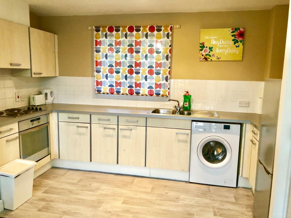 2 Bedrooms Modern Apartment, Lounge, Full Kitchen, Balcony, 5 Minutes Stratford Station Londen Buitenkant foto