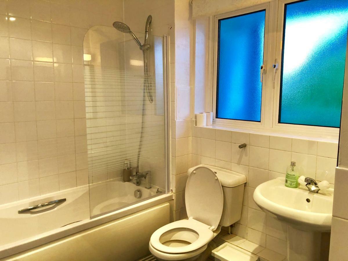 2 Bedrooms Modern Apartment, Lounge, Full Kitchen, Balcony, 5 Minutes Stratford Station Londen Buitenkant foto