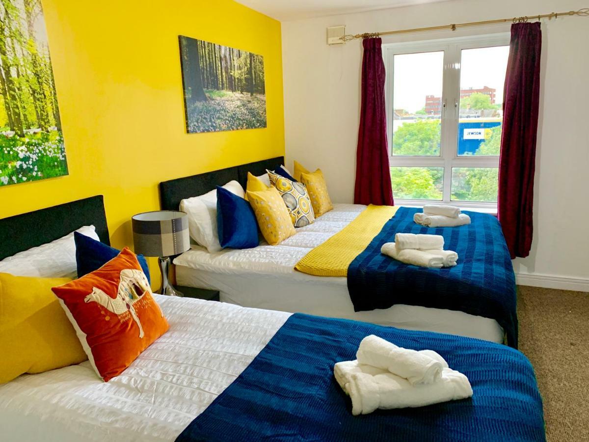 2 Bedrooms Modern Apartment, Lounge, Full Kitchen, Balcony, 5 Minutes Stratford Station Londen Buitenkant foto