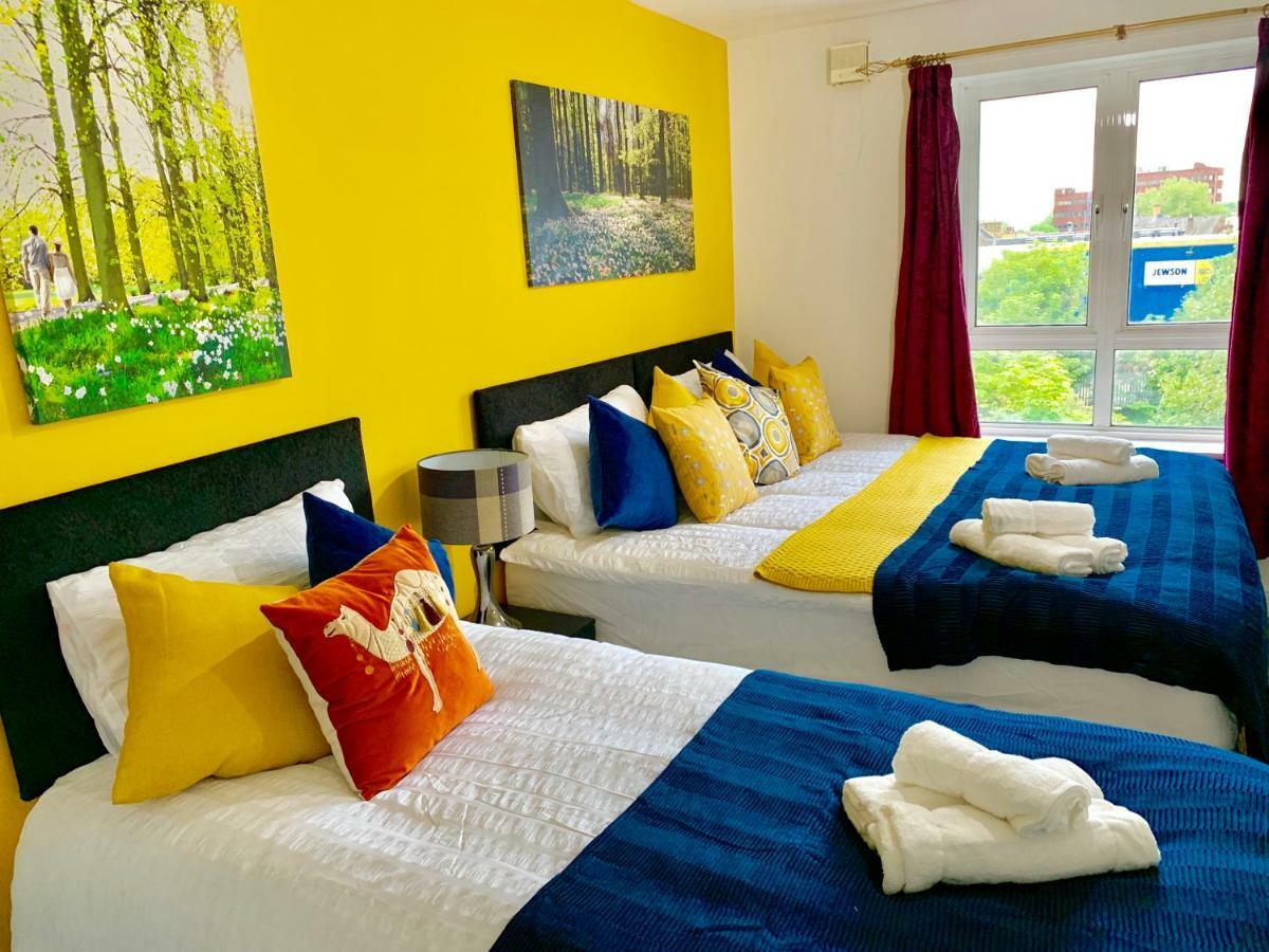 2 Bedrooms Modern Apartment, Lounge, Full Kitchen, Balcony, 5 Minutes Stratford Station Londen Buitenkant foto